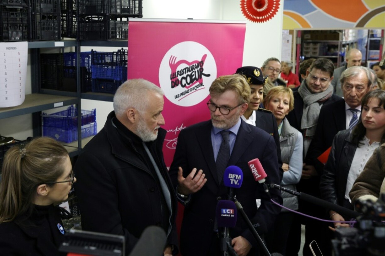 Le préside,nt des Restos du coeur Patrice Douret, entouré de la ministre des Solidarités Aurore Bergé et du ministre de l'Agriculture Marc Fesneau, pour le lancement de la 30e campagne de l'association, le 21 novembre 2023