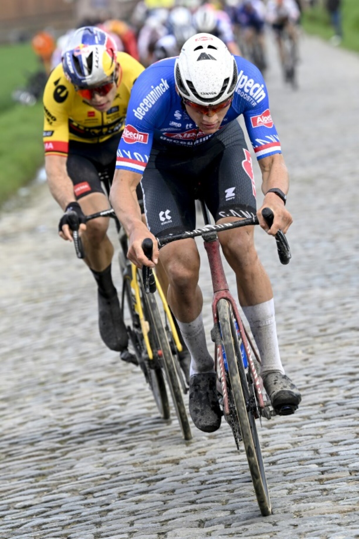 Le duo Wout van Aert (G) - Mathieu van der Poel (R) à la lutte sur la course E3 Classic, le 24 mars 2023 dans la région d'Harelbeke