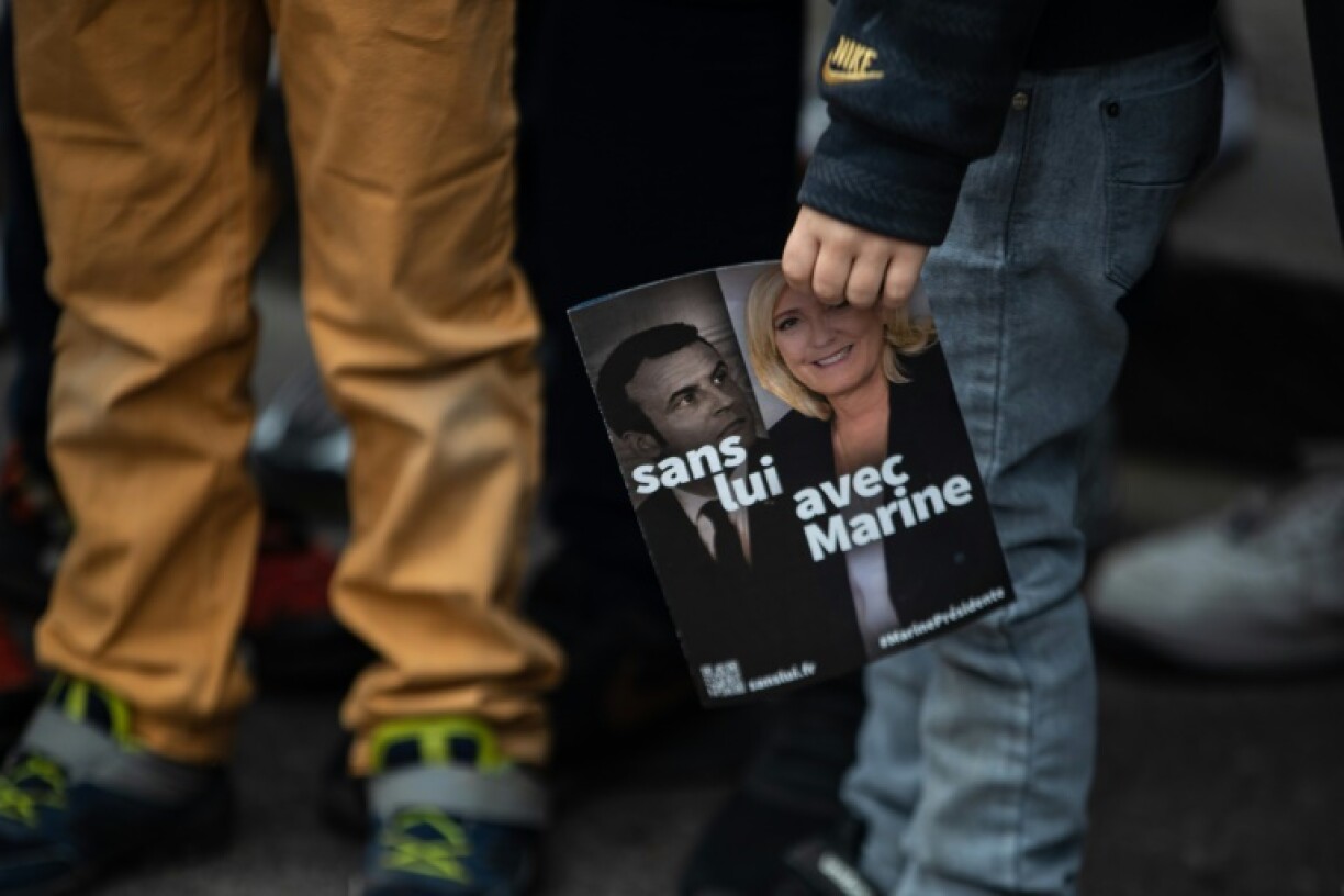 Des prospecus de campagne de du Rassemblement national (RN) de Marine Le Pen à Saint-Pierre-en-Auge (nord-ouest) le 18 avril 2022