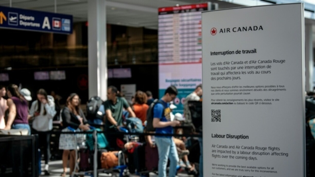 Des passagers en attente à l'aéroport de Montréal (Canada) le 16 août 2025 à la suite d'un mouvement de grève des hôtesses et stewards d'Air Canada