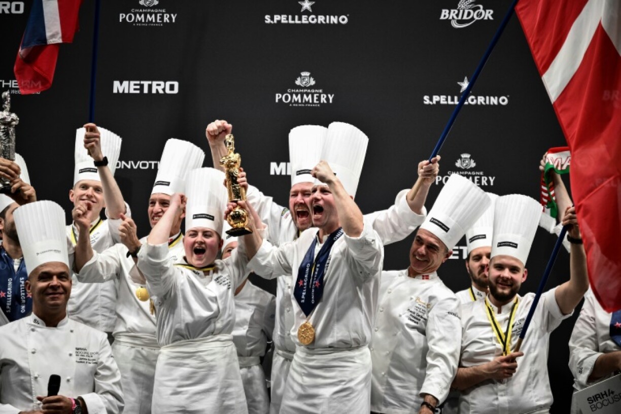 Le chef danois Brian Mark Hansen (c) célèbre la victoire au Bocuse d'or avec sa brigade, au Sirha (Salon international de la restauration, de l’hôtellerie et de l’alimentation), à Chassieu (Rhône), le 23 janvier 2023