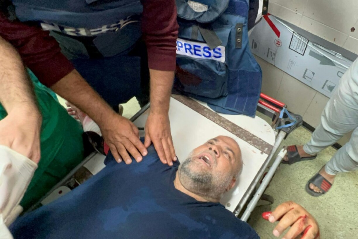 Waël Dahdouh, chef de bureau d'Al Jazeera à Gaza, reçoit des soins médicaux après avoir été blessé alors qu'il couvrait les combats en cours entre Israël et le Hamas, à l'hôpital Nasser de Khan Yunès, dans le sud de la bande de Gaza, le 15 décembre 2023