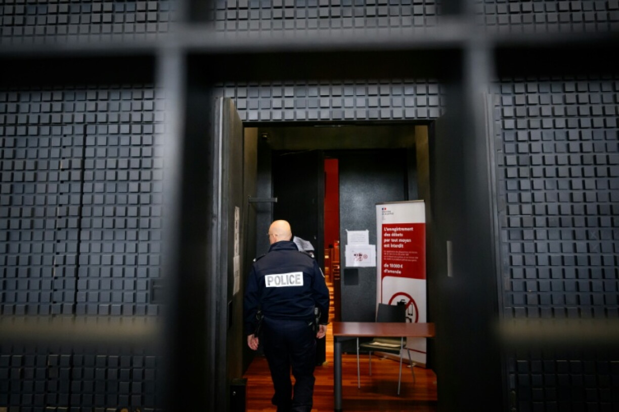 Der als "Maskenmann" bekannte deutsche Serienmörder Martin N. ist in Frankreich wegen Mordes an einem zehn Jahre alten Jungen 2004 zu lebenslanger Haft verurteilt worden. Der Angeklagte hatte bis zuletzt seine Unschuld beteuert.