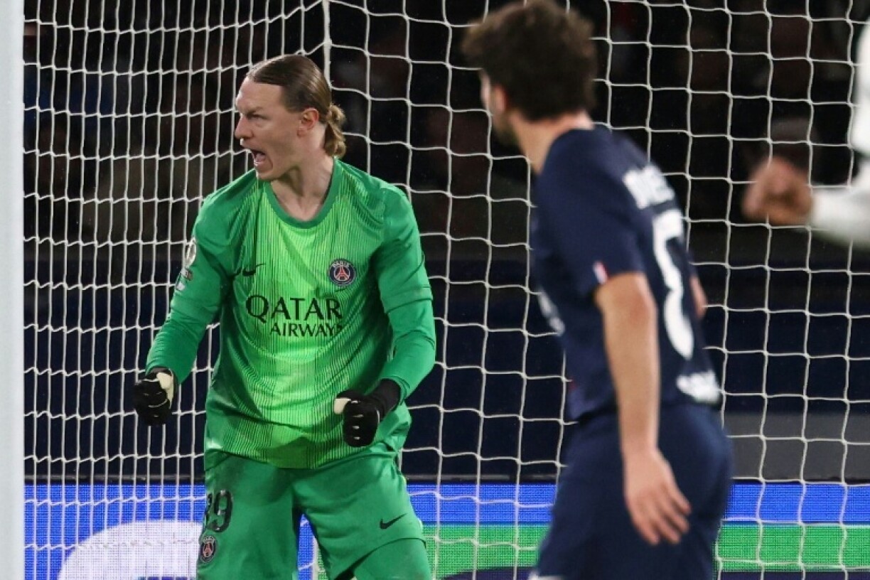 Le gardien Matvei Safonov s'encourage après un arrêt lors de la victoire contre Rennes, le 6 décembre 2025 à Paris