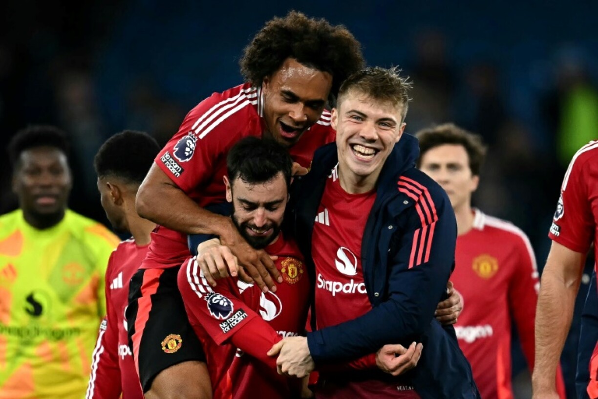 Manchester United players celebrate after a 2-1 victory against Manchester City at the Etihad