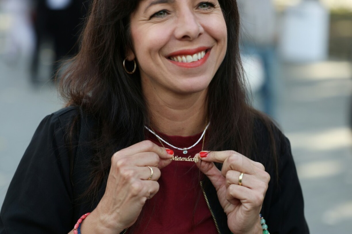 Elif Eralp, la candidate de Die Linke à Berlin, montre son pendentif sur lequel est inscrit