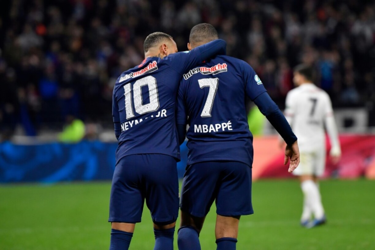 Accolade des attaquants du Paris-SG, Neymar (g) et Kylian Mbappé, buteurs lors de la demi-finale de la Coupe de France face à Lyon, à Décines-Charpieu, le 4 mars 2020