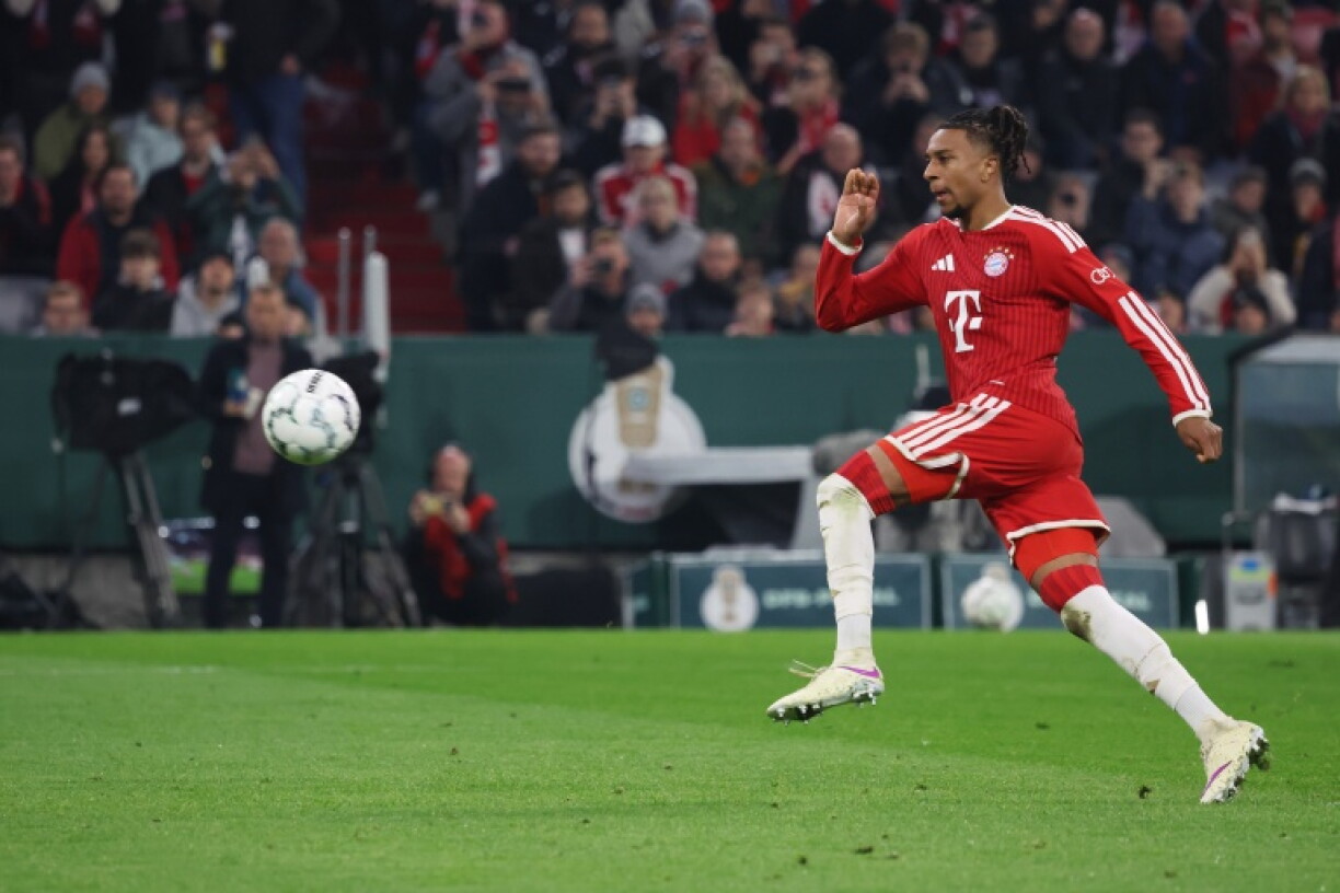 Michael Olise tire et marque un pénalty pour le Bayern mercredi en coupe d'Allemagne contre Magdebourg, à l'Allianz Arena de Munich.