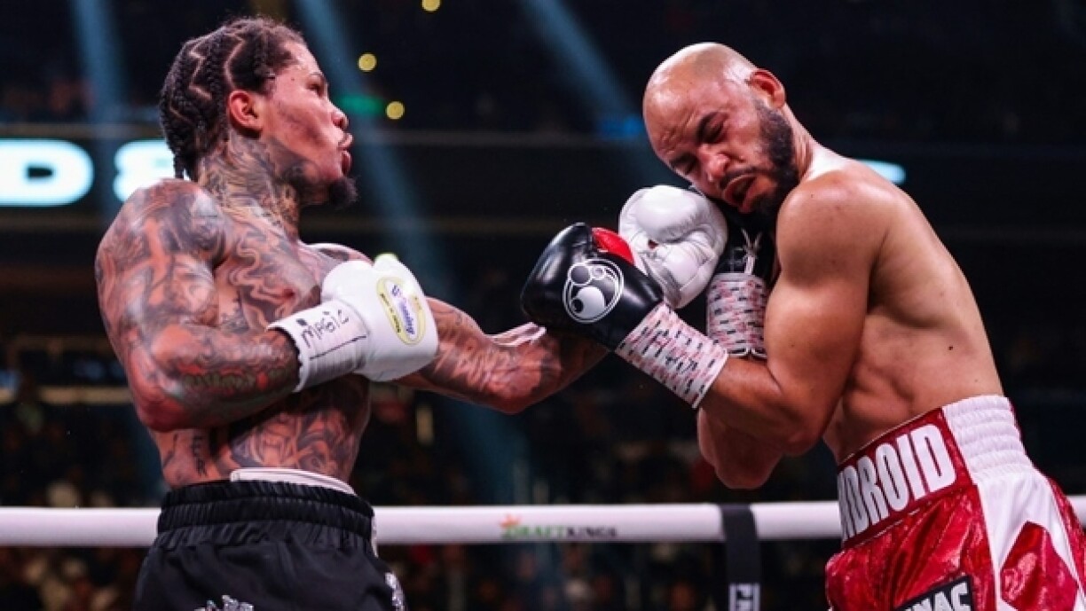 L'Américain Gervonta Davis (g.) addresse un crochet du gauche au Dominicain Hector Luis Garcia (d.) lors de leur combat pour le titre de champion du monde WBA des poids légers à Washington, le 7 janvier 2023