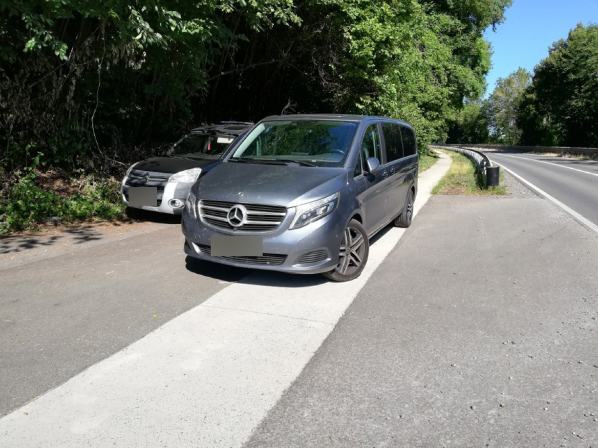 Une photo prise entre Arlon et Steinfort à la fin du mois de juillet 2022. La voiture est garée sur une piste cyclable dans une descente