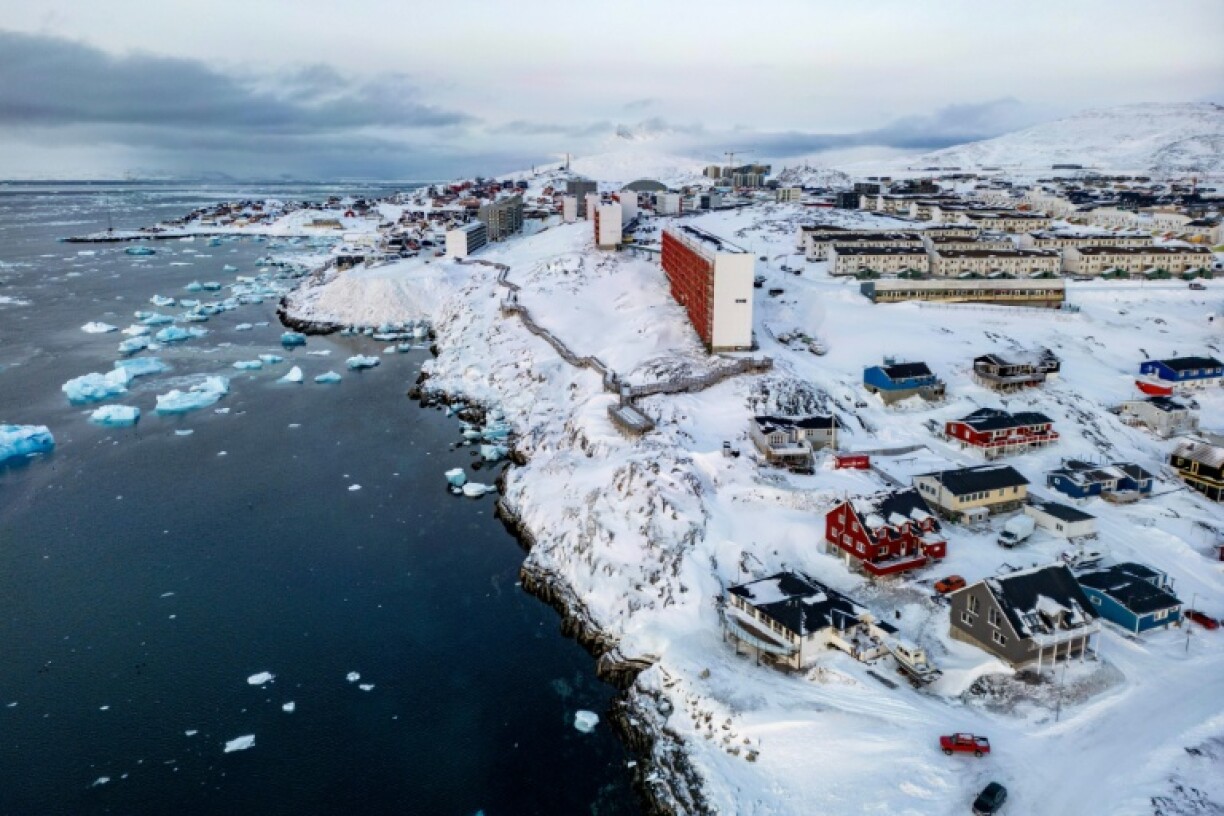 Vue aérienne de la ville de Nuuk au Groenland, le 7 mars 2025