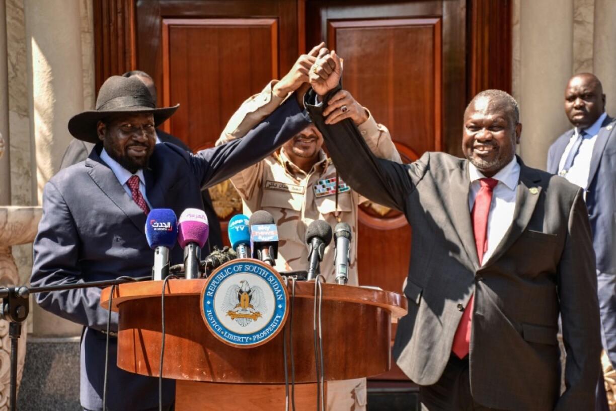 Relations have broken down between South Sudanese President Salva Kiir (L) and First Vice President Riek Machar