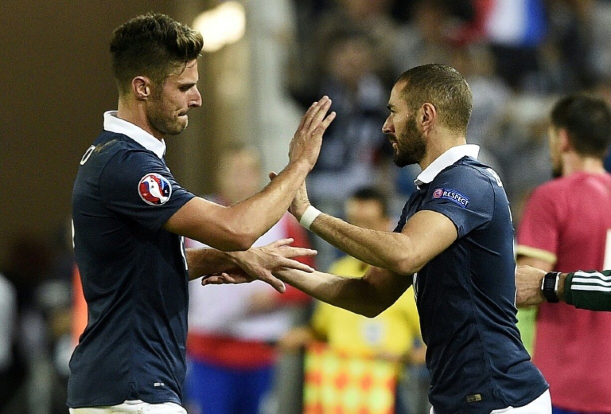L'attaquant français Olivier Giroud, remplacé par Karim Benzema en match de préparation à l'Euro 2016 contre la Serbie à Bordeaux, le 7 septembre 2015