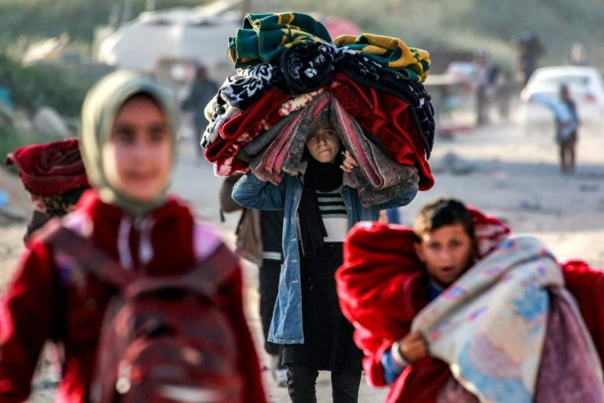Des familles palestiniennes fuient Beit Hanoun, dans le nord de la bande de Gaza, après des frappes israéliennes le 18 mars 2025.