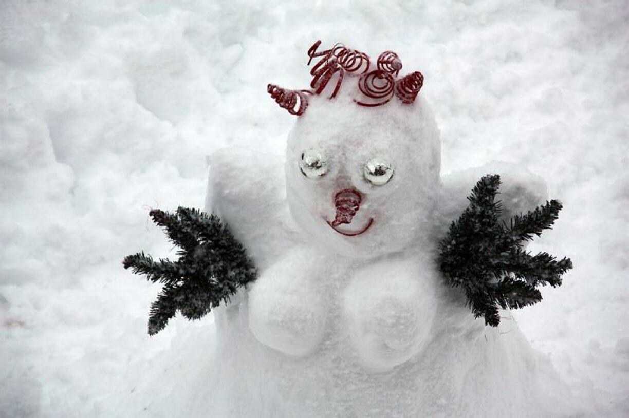 Une bonnefemme de neige réalisée par un voisin, il y a quelques années. Hélas, Madame Neige n'est plus sensible à ce genre d'offrande...