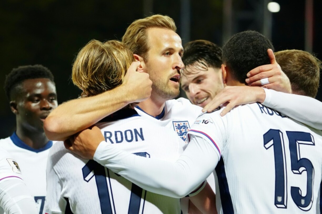 Harry Kane (c) et ses coéquipiers qualifiés pour le Mondial-2026 après la victoire de l'Angletterre en Lettonie,le 14 octobre 2025 à Riga