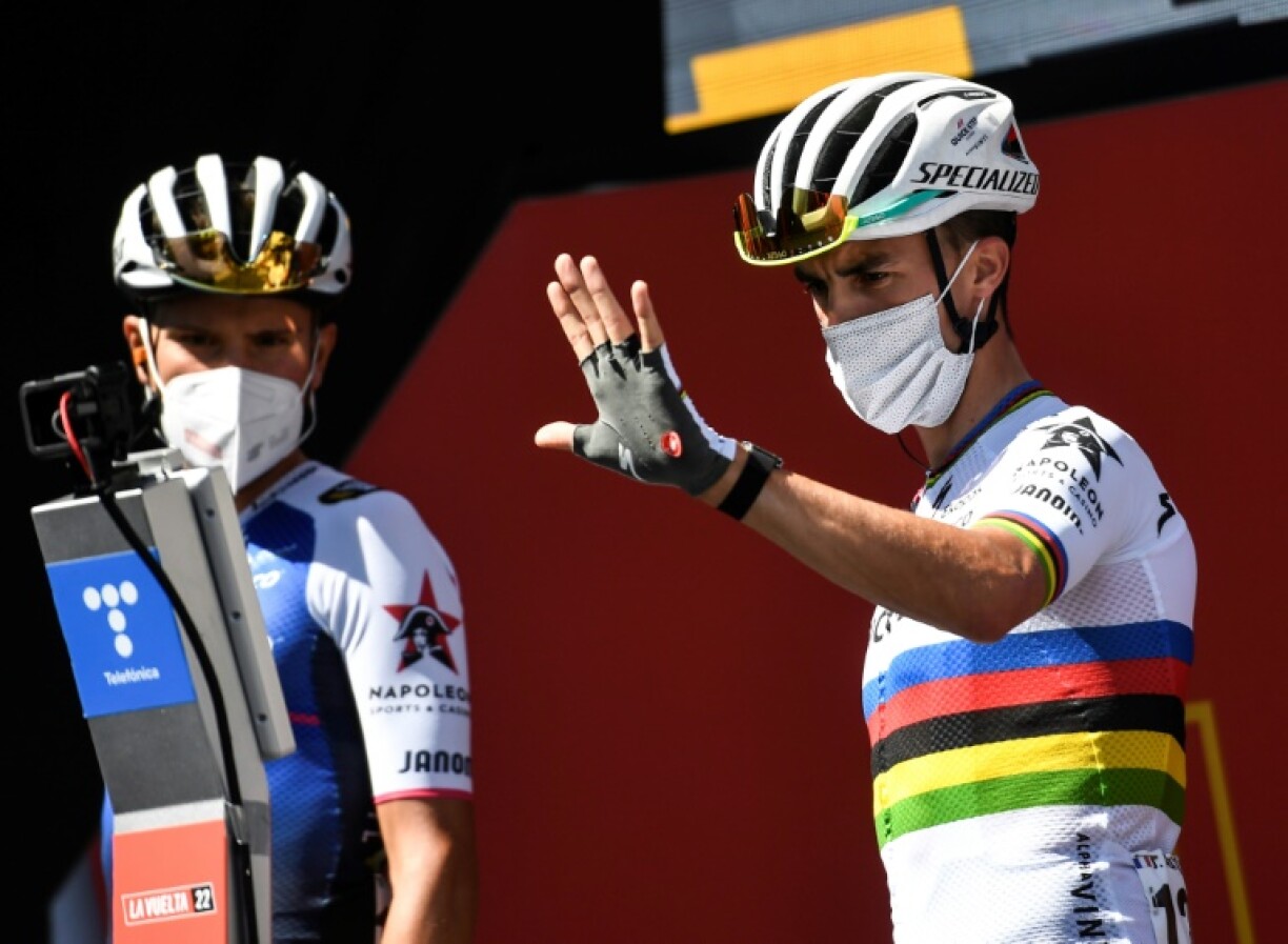 Julian Alaphilippe avec le maillot de champion du monde lors de la 5e étape du Tour d'Espagne 2022, le 24 août 2022 à Irun