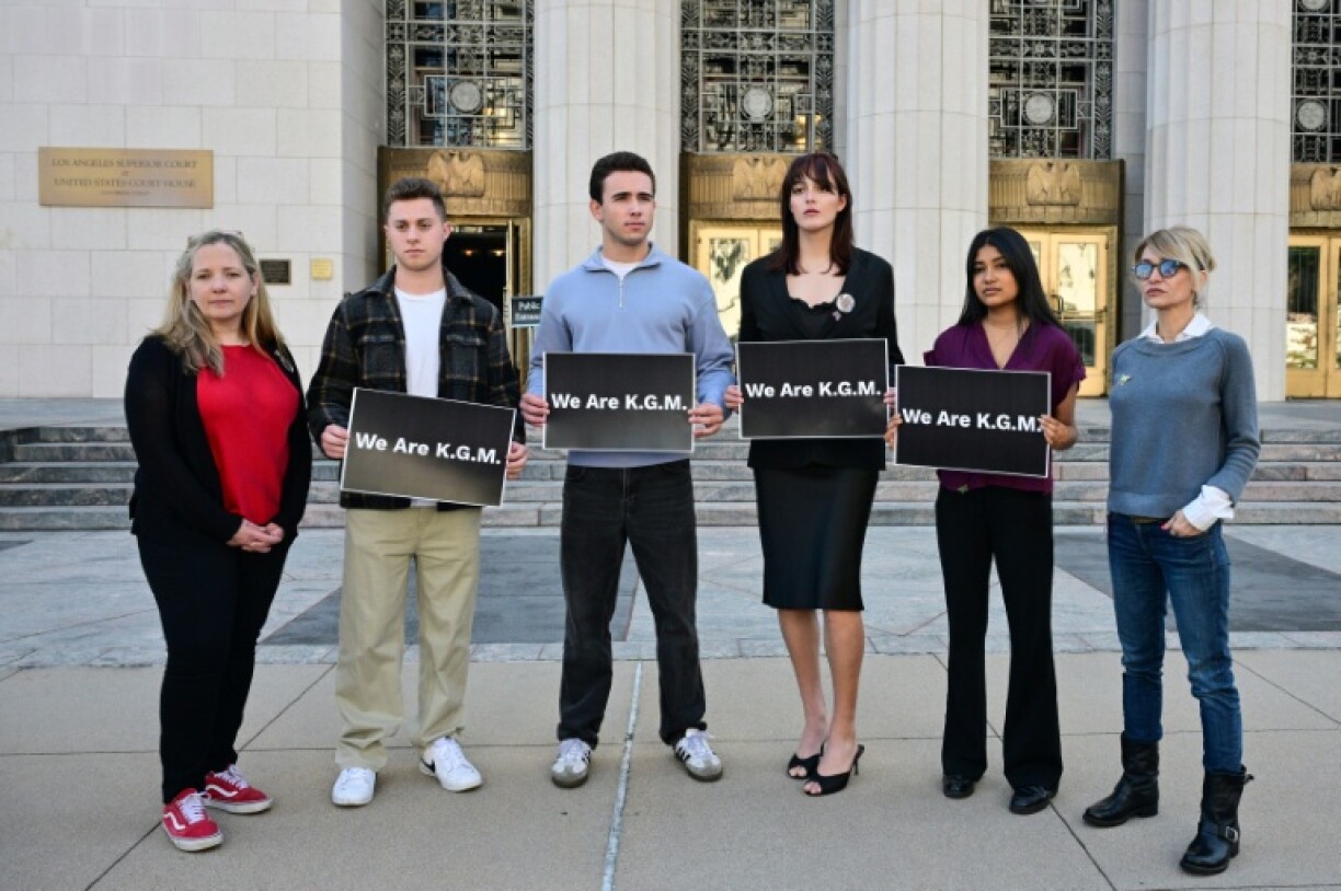 Des soutiens de "KGM", la plaignante dans le procès des réseaux sociaux, posent devant le tribunal de Los Angeles le 25 février 2026