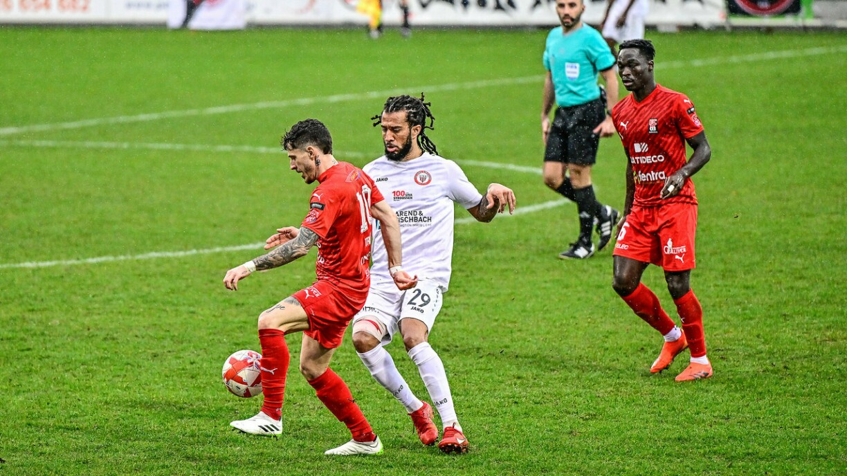 A 38 ans, Vova écoute son corps. Le doyen de l’effectif strassenois, ici à la lutte avec le Differdangeois Guillaume Trani, veut apporter son écot au maintien du club parmi l’élite