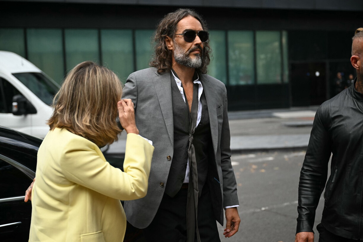 De Russell Brand, wéi en zu London an d'Geriichtsgebai erageet.