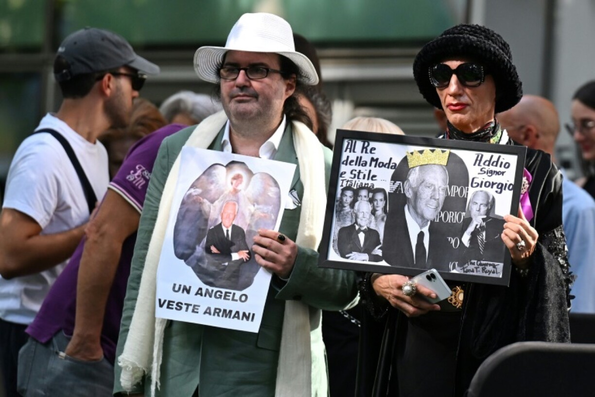 Des personnes tiennent des pancartes