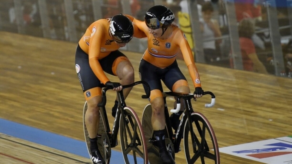 D'Kirsten Wild an d'Amy Pieters bei enger vun hire Victoiren op der Bunn.