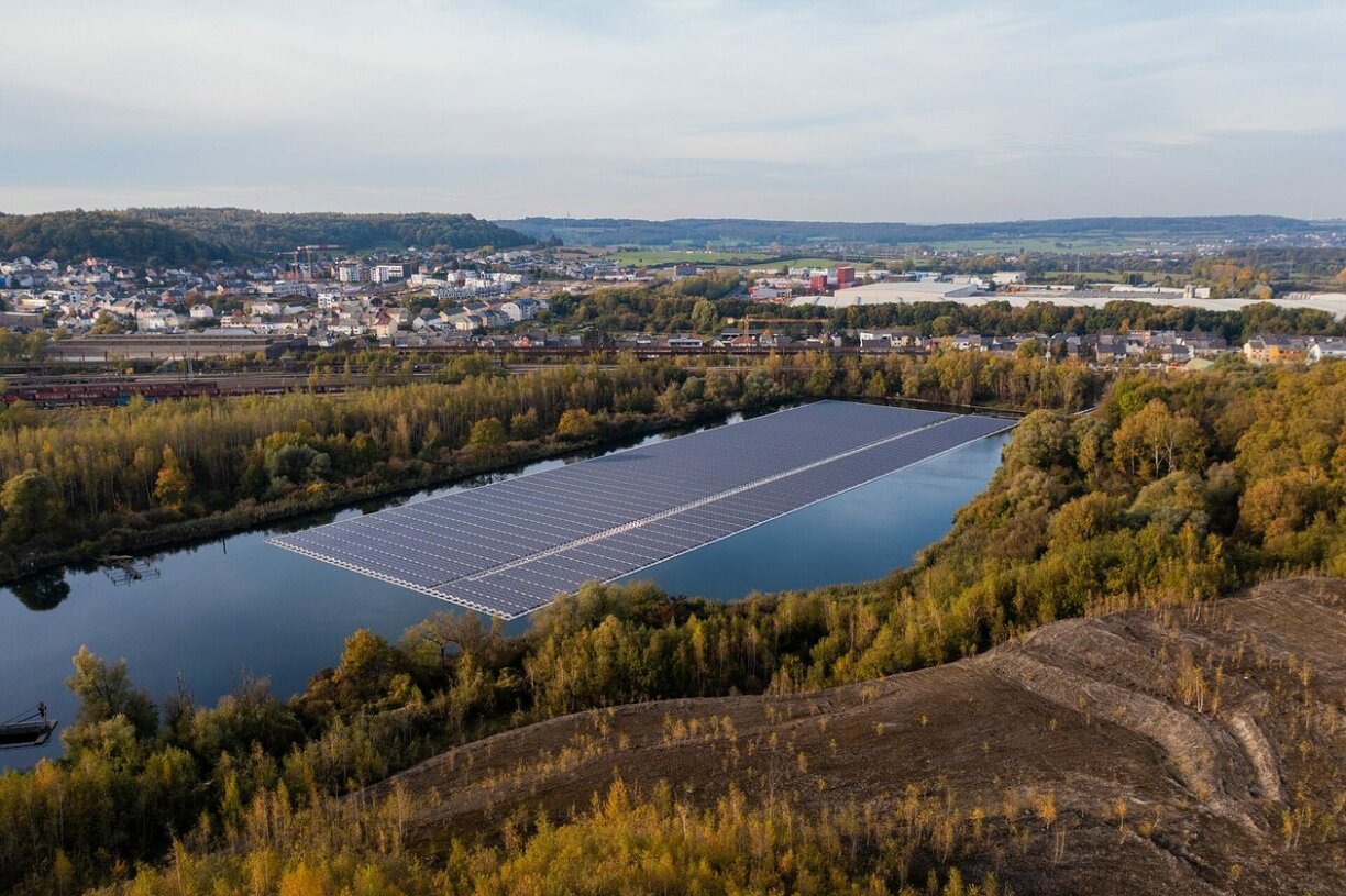 Les 6.700 panneaux solaires flottants installés à Differdange sur un ancien bassin sidérurgique.