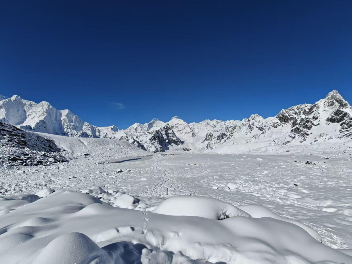 Ëmmer nees muss et och zu Rettungsaktioune kommen, wa Leit op de Mount Everest klammen. Hei eng Foto vum Karma Valley, wou am Oktober 2025 eng Persoun ëm d'Liewe koum.