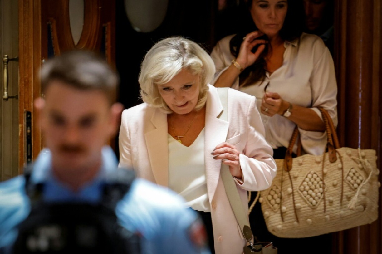 Marine Le Pen, présidente du groupe parlementaire du Rassemblement national (g), quitte la cour d'appel de Paris le 7 juillet 2026, après le prononcé de l'arrêt en appel pour détournement de fonds publics européens dans l'affaire des emplois présumés fictifs au Parlement européen
