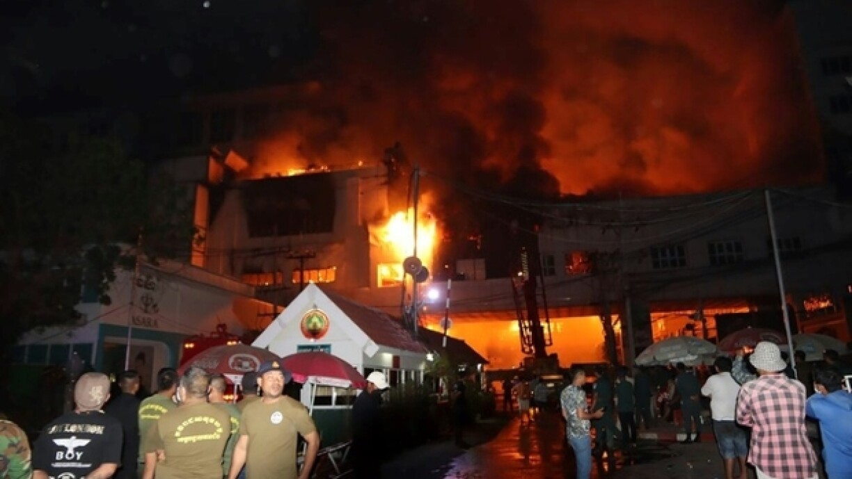 Des pompiers s'efforcent de sauver des personnes qui tentent de fuir un incendie à l'hôtel-casino Grand Diamond City à Poipet, le 29 décembre 2022