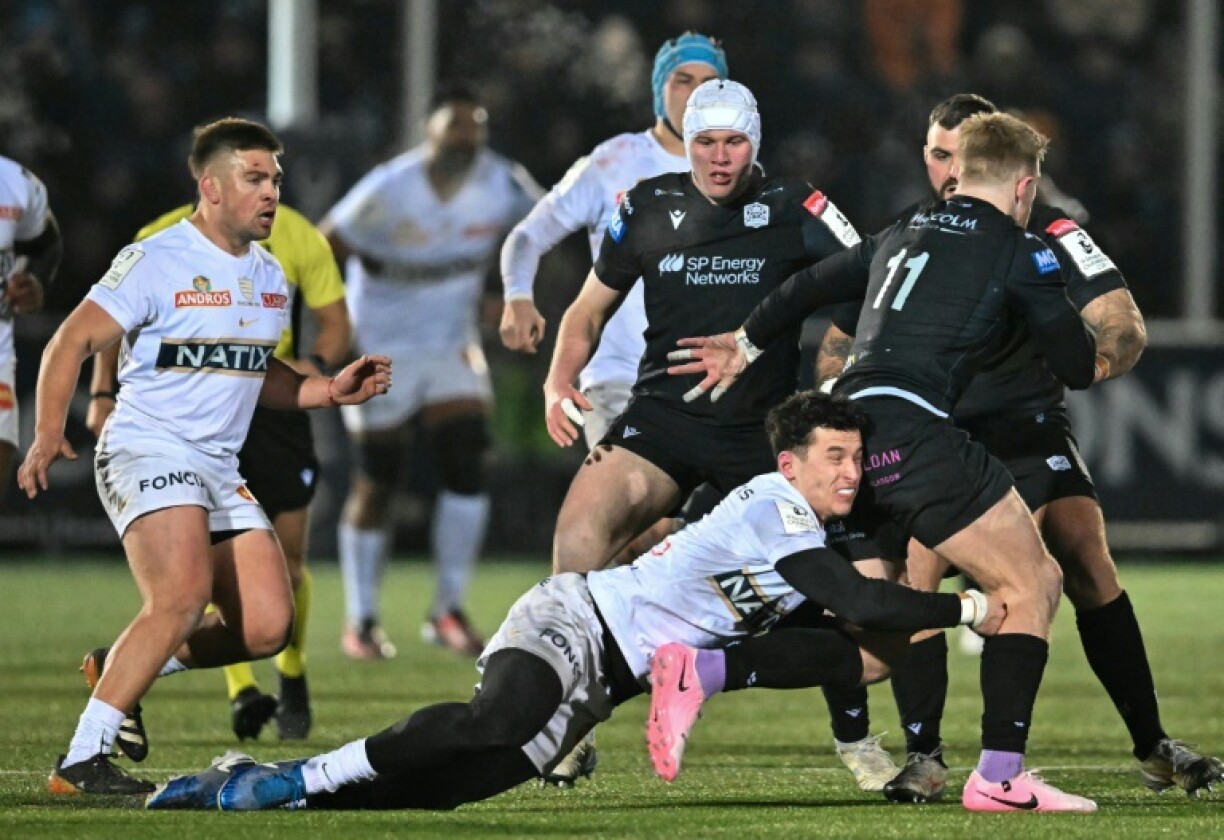 Henry Arundell (au plaquage) et les Racingmen ont couru après les Glasgow Warriors en vain, le 10 janvier 2025 au Scotstoun Stadium