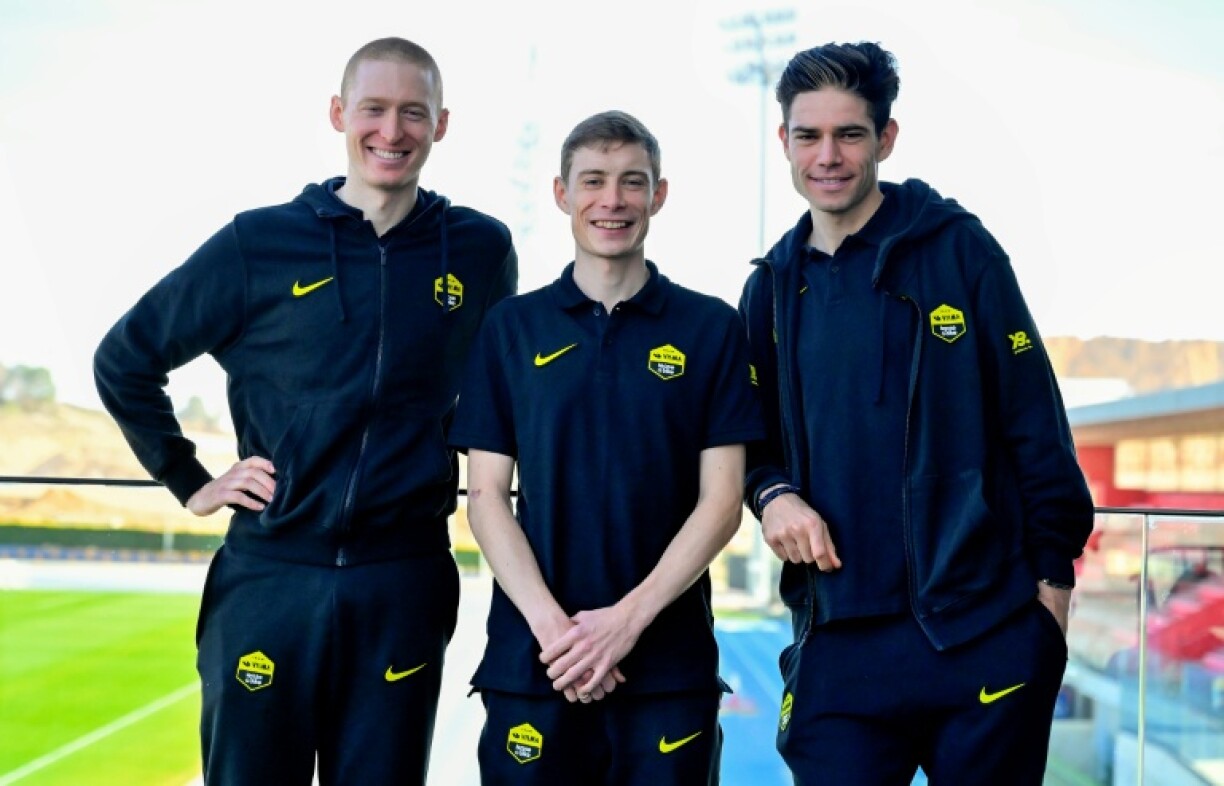 Les cyclistes Matteo Jorgenson, Jonas Vingegaard et Wout van Aert, lors de la journée média de l'équipe Visma-Lease a Bike, à La Nucia près d'Alicante (Espagne)
