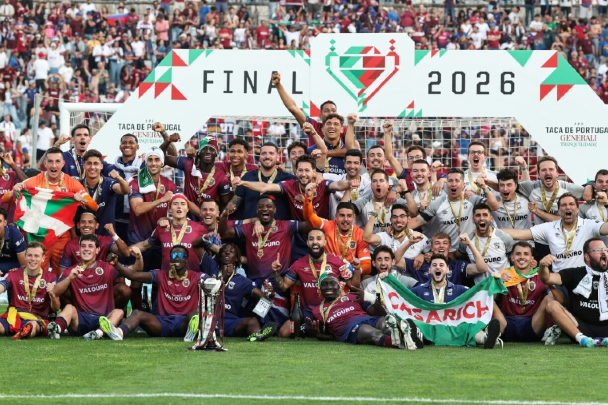 Les joueurs de Torreense (2e division) fêtent leur victoire en fianle de la Coupe du Portugal face au Sporting, le 24 mai 2026 à Oeiras