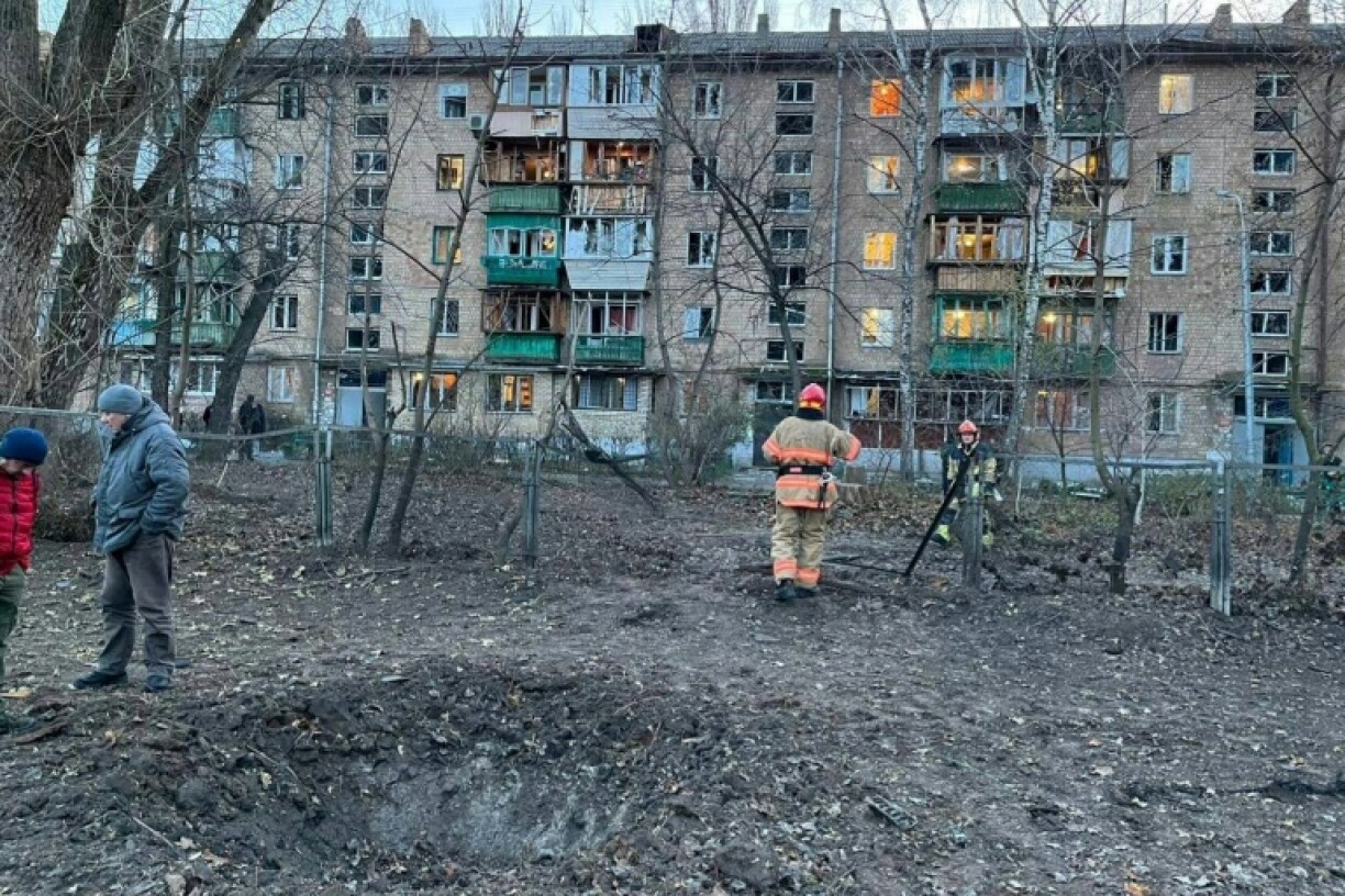Un cratère causé par une explosion près d'un immeuble d'habitations, à Kiev, après une attaque massive de drones russes sur la capitale ukrainienne, le 25 novembre 2023
