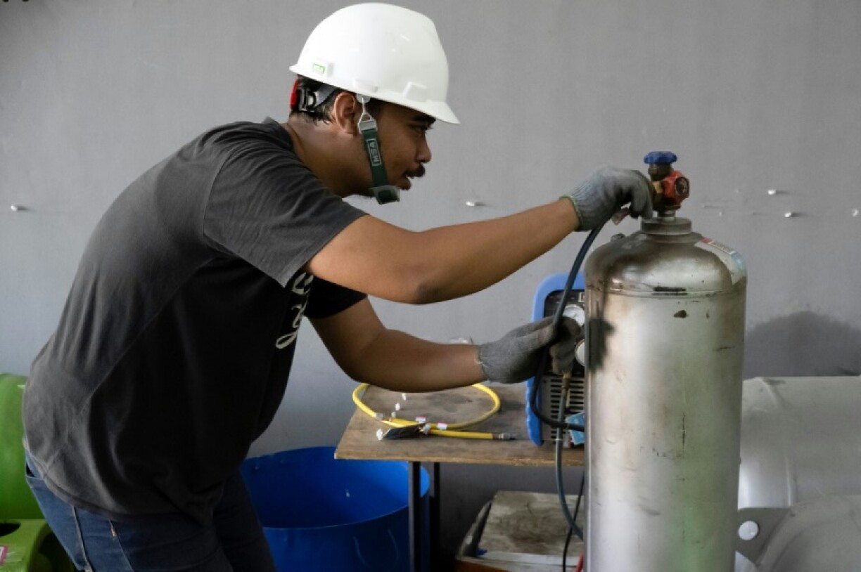 Technicians get 50,000 rupiah ($3) per kilogram of recovered refrigerant