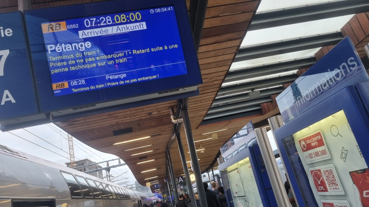 Many passengers simply photograph the notice boards to justify their delay, but there are in fact several ways of obtaining proof from CFL.