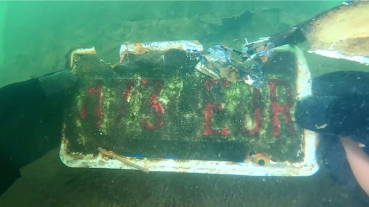 Capture d'écran d'une vidéo du youtubeur et plongeur Jeremy Sides montrant la plaque d'immatriculation d'un véhicule submergé
