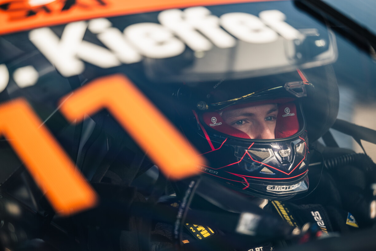 Den Chester Kieffer um Steier vu sengem Porsche Carrera.