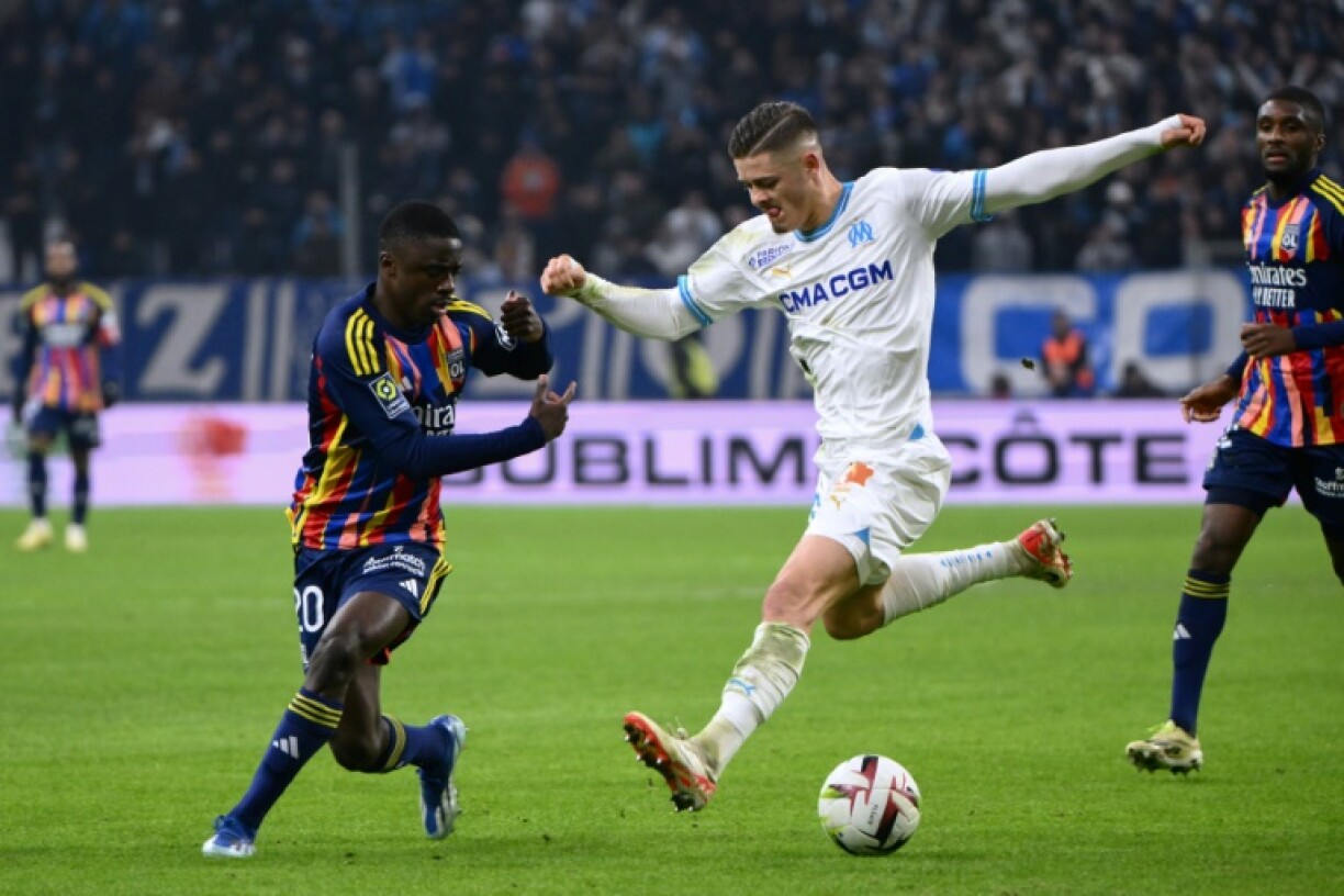 L'attaquant marseillais Vitinha (c) face au défenseur lyonnais Sael Kumbedi, le 6 décembre 2023 au stade Vélodrome