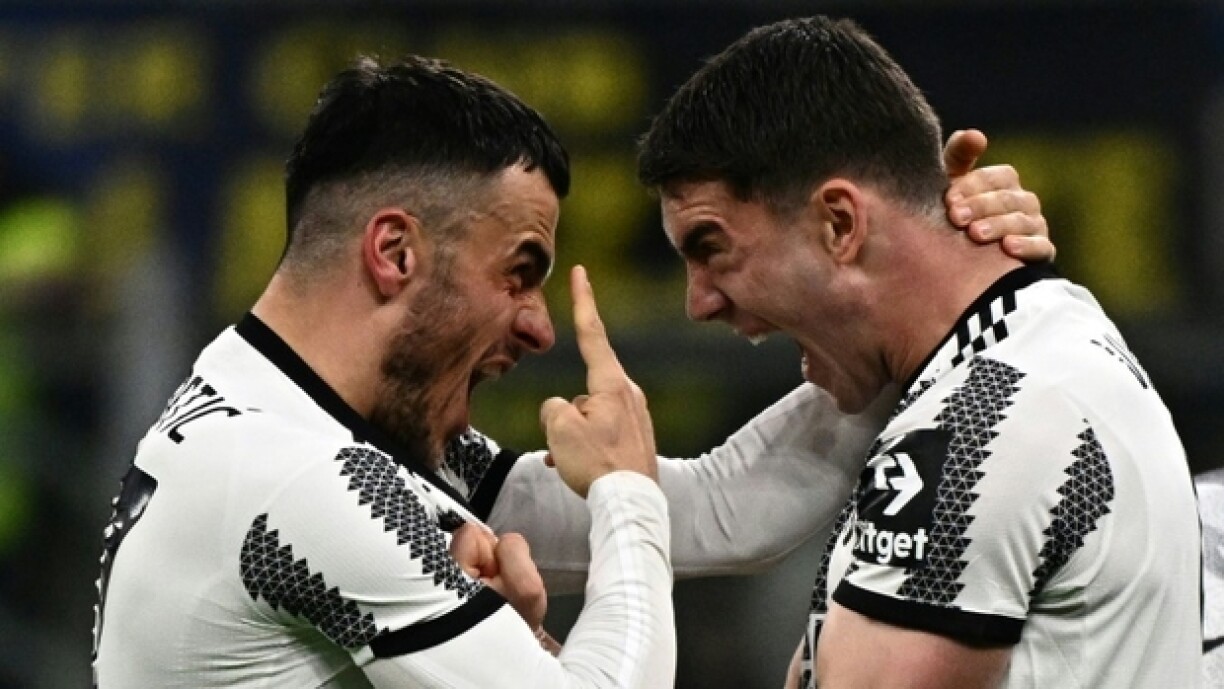 Le Serbe Filip Kostic (g) célèbre son but, celui de la victoire de la Juventus sur l'AC Milan en Serie A, avec son compatriote Dusan Vlahovic le 19 mars 2023 au stade San Siro à Milan