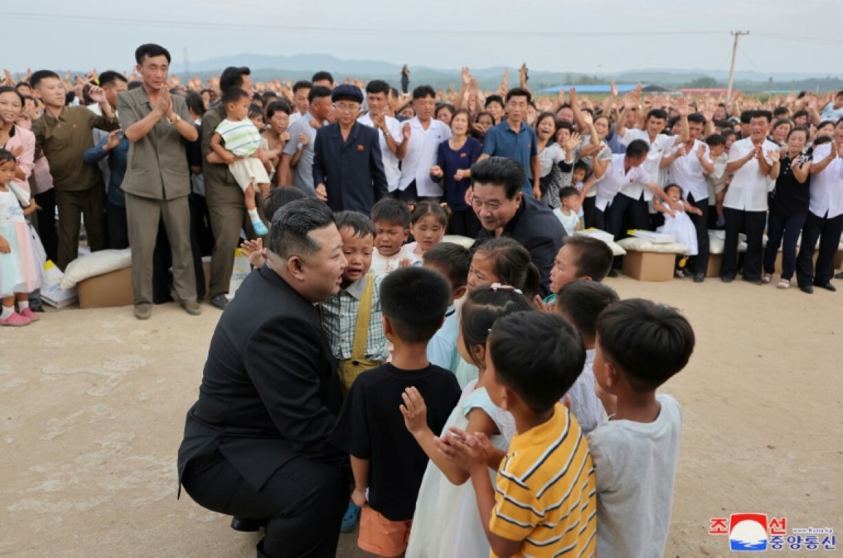 Photo diffusée le 10 août 2024 par l'agence de presse nord-coréenne Kcna, du dirigeant nord-coréen Kim Jong Un visitant la zone touchée par les inondations dans le comté d'Uiju, dans la province du Phyongan du Nord