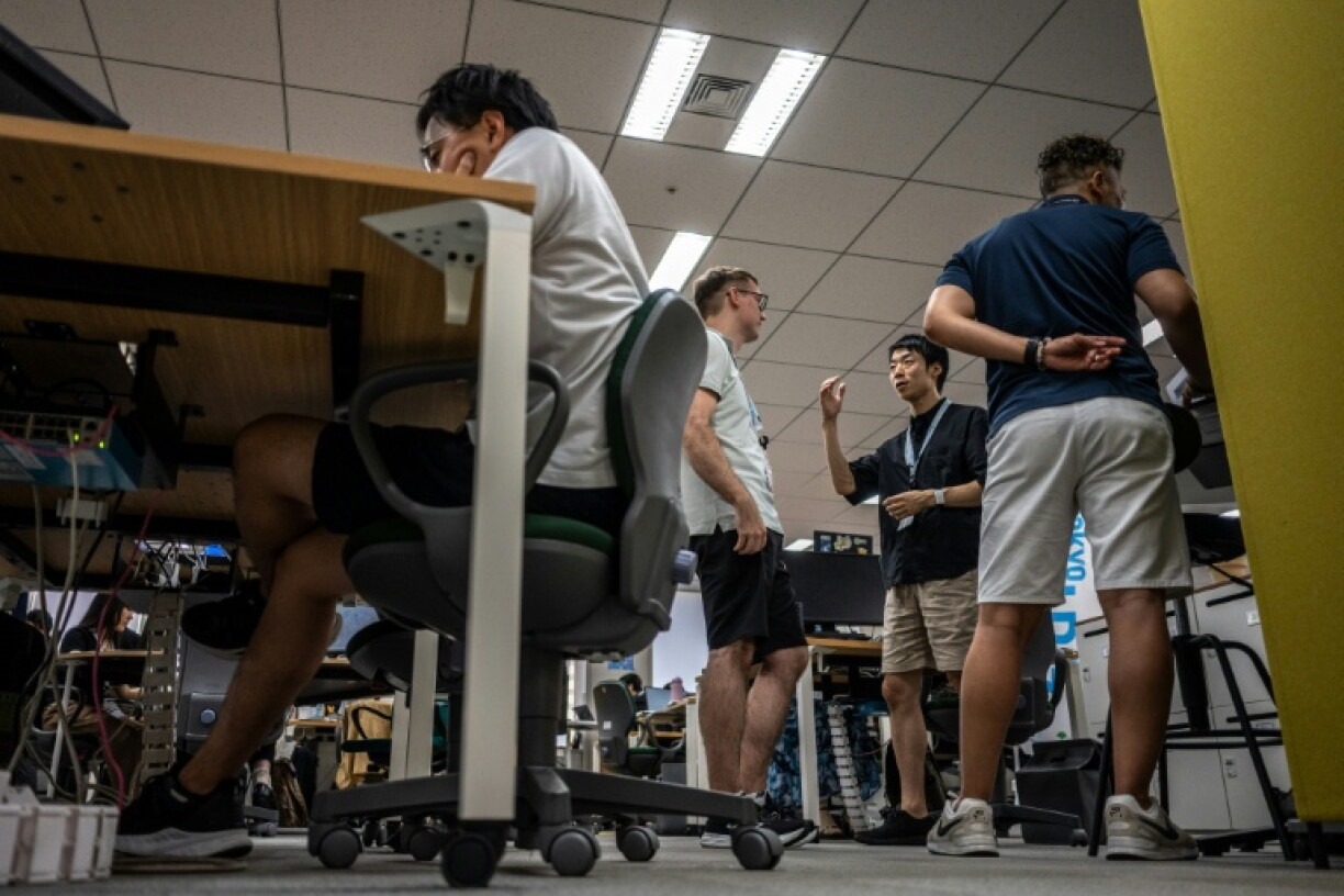 Des fonctionnaires en shorts, t-shirt et baskets, dans les bureaux du siège du gouvernement métropolitain de Tokyo,dans le cadre de l'initiative "Cool Biz" le 14 juillet 2026 lors d'une vague de fortes chaleurs