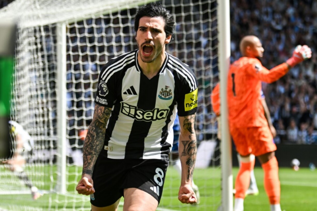 Newcastle midfielder Sandro Tonali celebrates after scoring against Chelsea