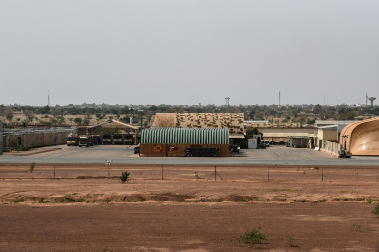Im westafrikanischen Niger haben aufständische Soldaten nach Angaben aus Sicherheitskreisen den Präsidentenpalast im der Hauptstadt Niamey angegriffen. Die Militärregierung erklärte, sie bringe die Lage "schrittweise wieder unter Kontrolle".