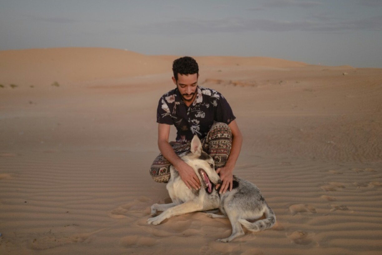 Ahmed Maham et son chien husky sibérien Kayo à Nouakchott, en Mauritanie, le 28 septembre 2024