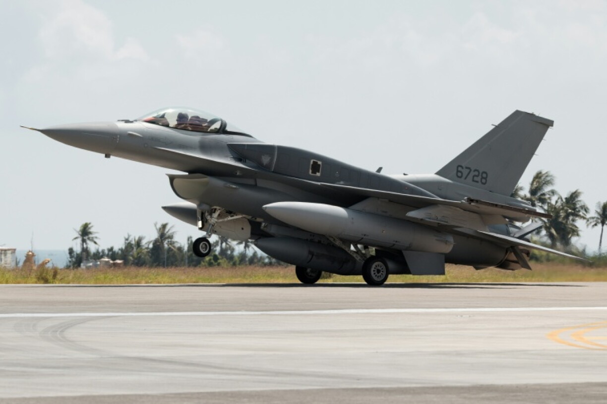 A newly purchased F-16V Block 70 fighter jet lands at Chihhang Air Base in Taitung on October 2, 2026