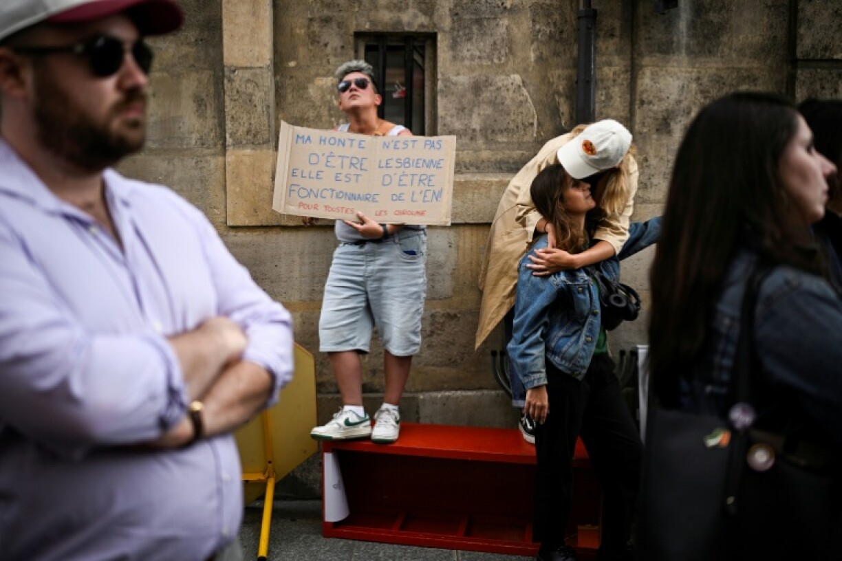 Rassemblement devant le ministère de l'Education nationale à Paris le 5 septembre 2025, quelques jours après le suicide de Caroline Grandjean, directrice d'école dans le Cantal