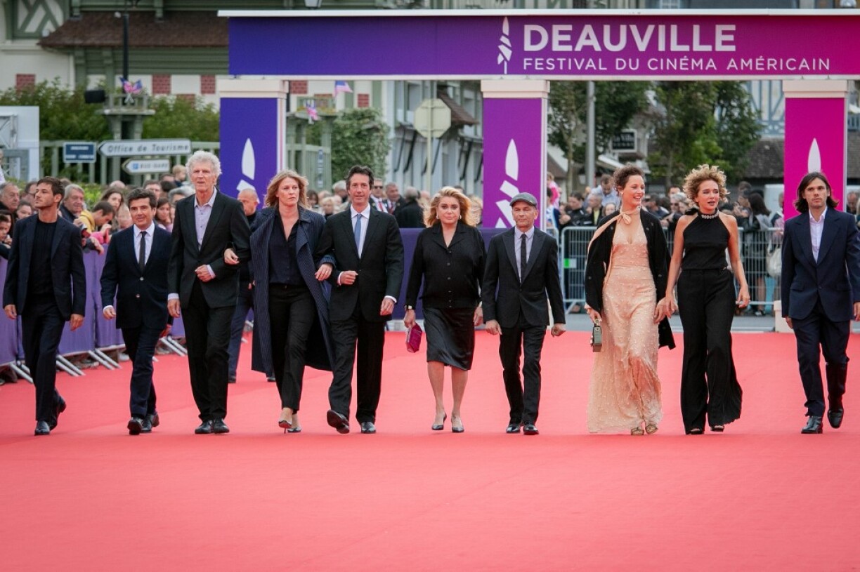 L'ensemble du jury de Deauville. Vicky Krieps n'a pas choisi une robe noire!