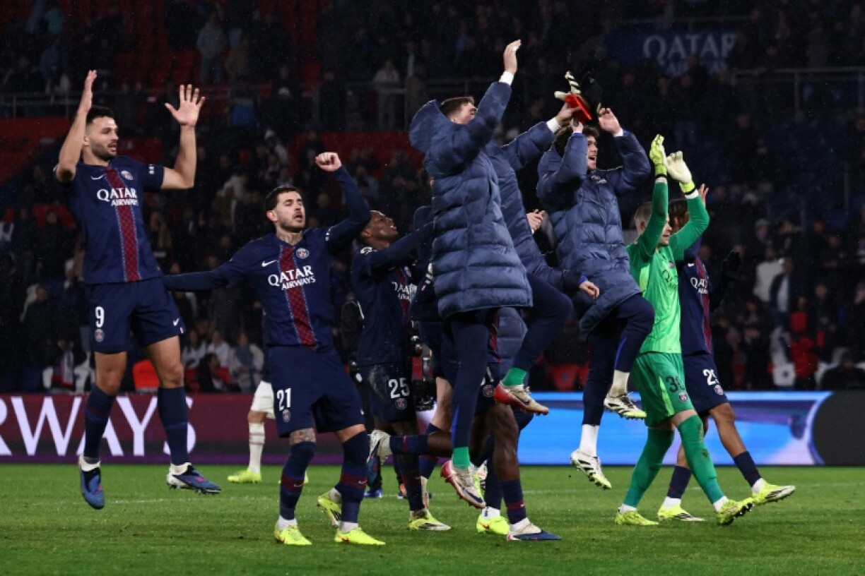 Les joueurs parisiens saluent leurs supporters après leur victoire contre Lille le 16 janvier 2026 au Parc des Princes à Paris