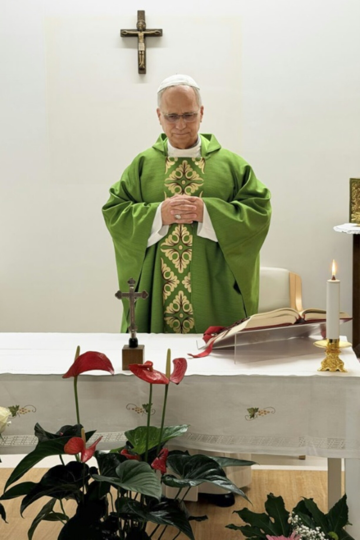 Photo prise et diffusée le 16 octobre 2026 par Vatican Media montrant le pape Léon XIV célébrant une messe à l'hôpital Gemelli à Rome, où il est en convalescence après une intervention chirurgicale pour retirer une tumeur cancéreuse au poumon